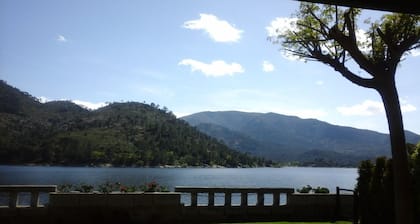 Casa con Magníficas Vistas y Acceso Privado al Embalse del Burguillo