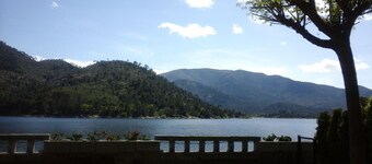 Casa con Magníficas Vistas y Acceso Privado al Embalse del Burguillo