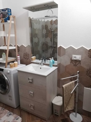Douche, sĂšche-cheveux, bidet, serviettes fournies