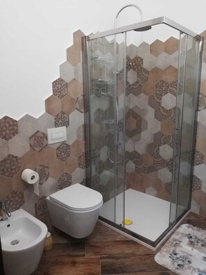 Dusche, Haartrockner, Bidet, Handtücher