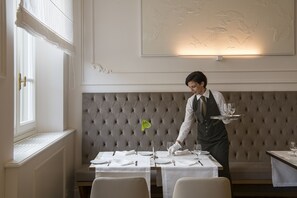 Café da manhã com buffet todos os dias (EUR 30 por pessoa)