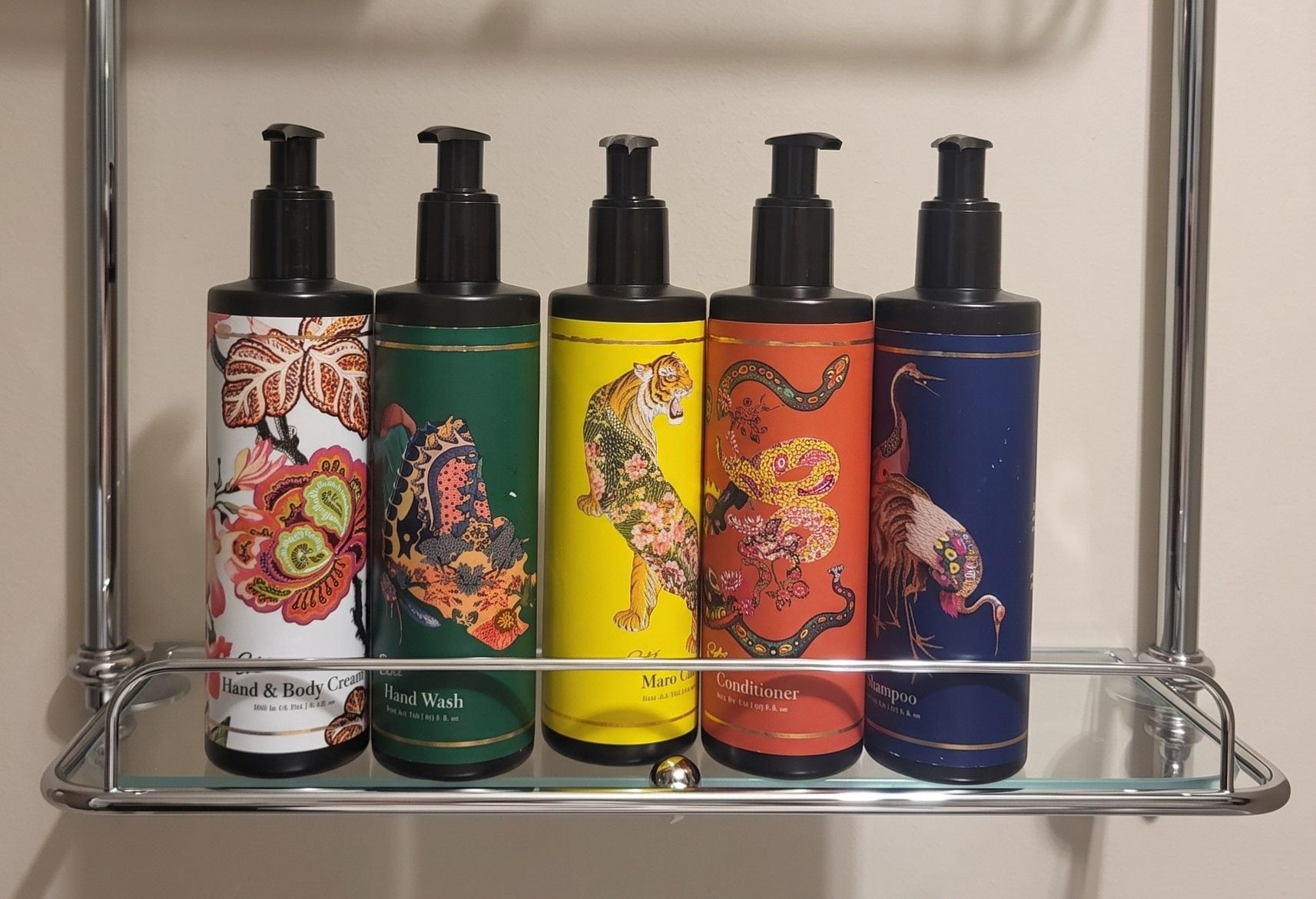 Ein Regal mit fünf Flaschen Handpflegeprodukten.