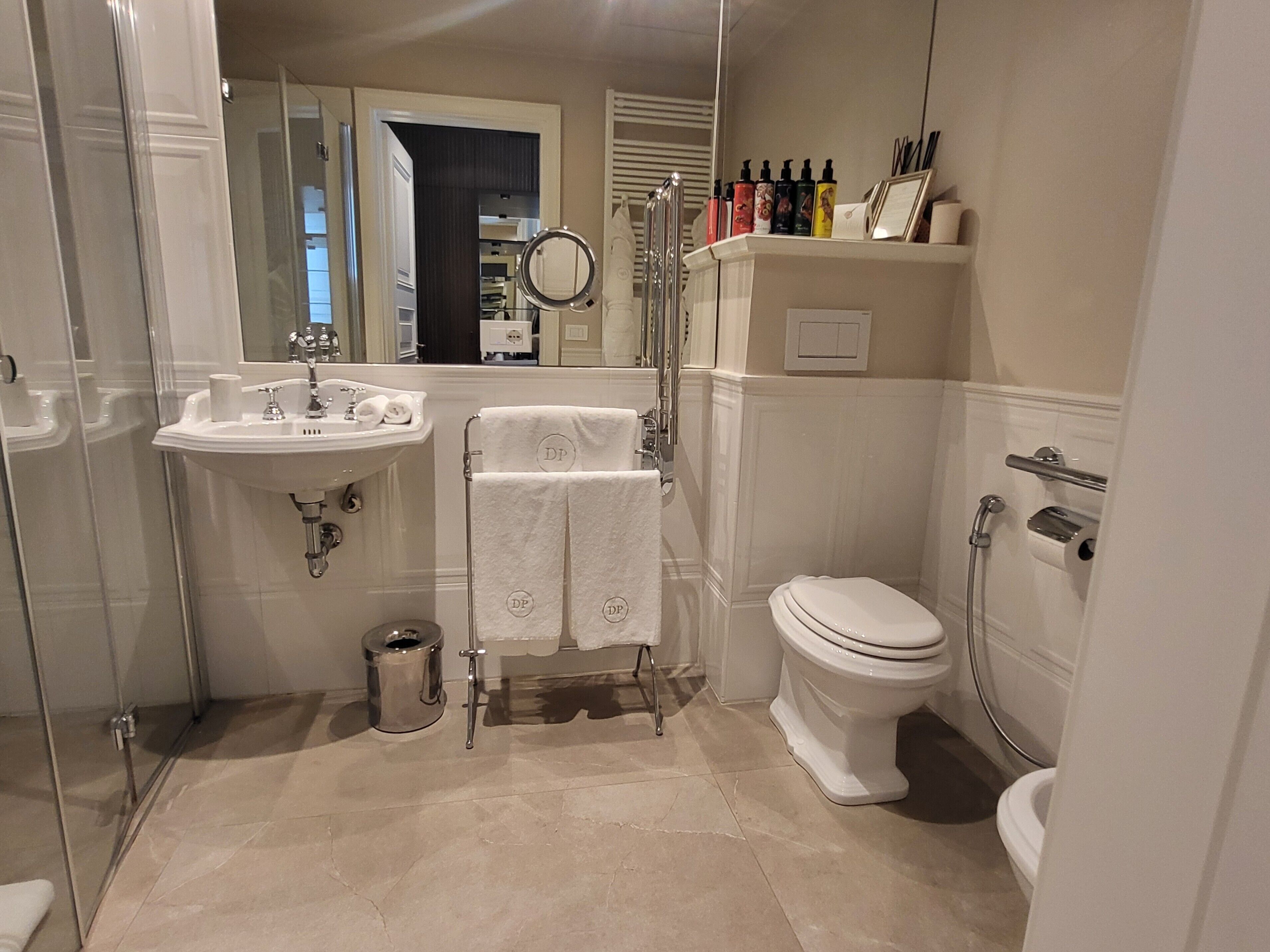 Un bagno con lavandino, WC e doccia.