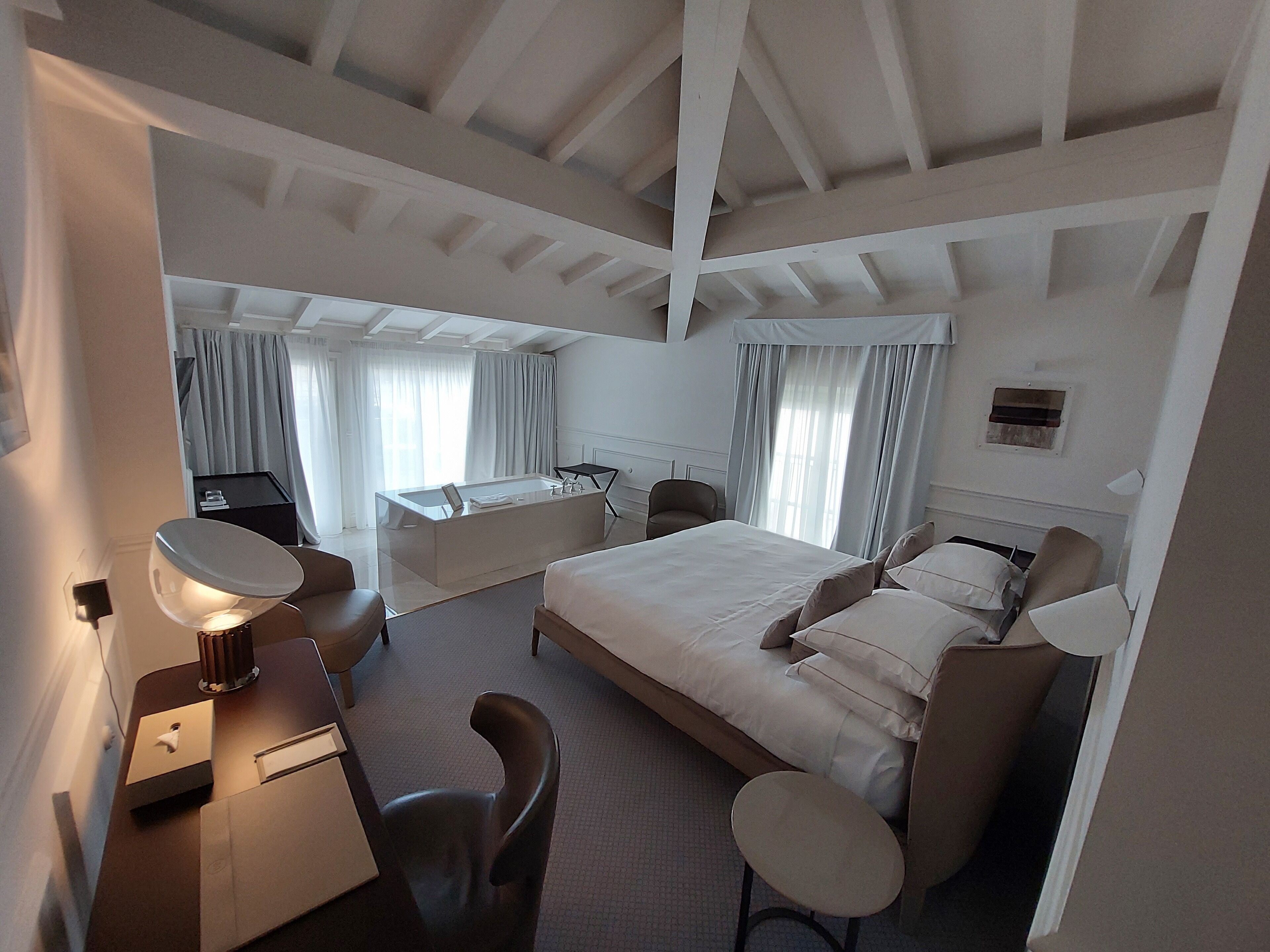 Junior Suite | Premium bedding, down comforters, pillowtop beds, minibar