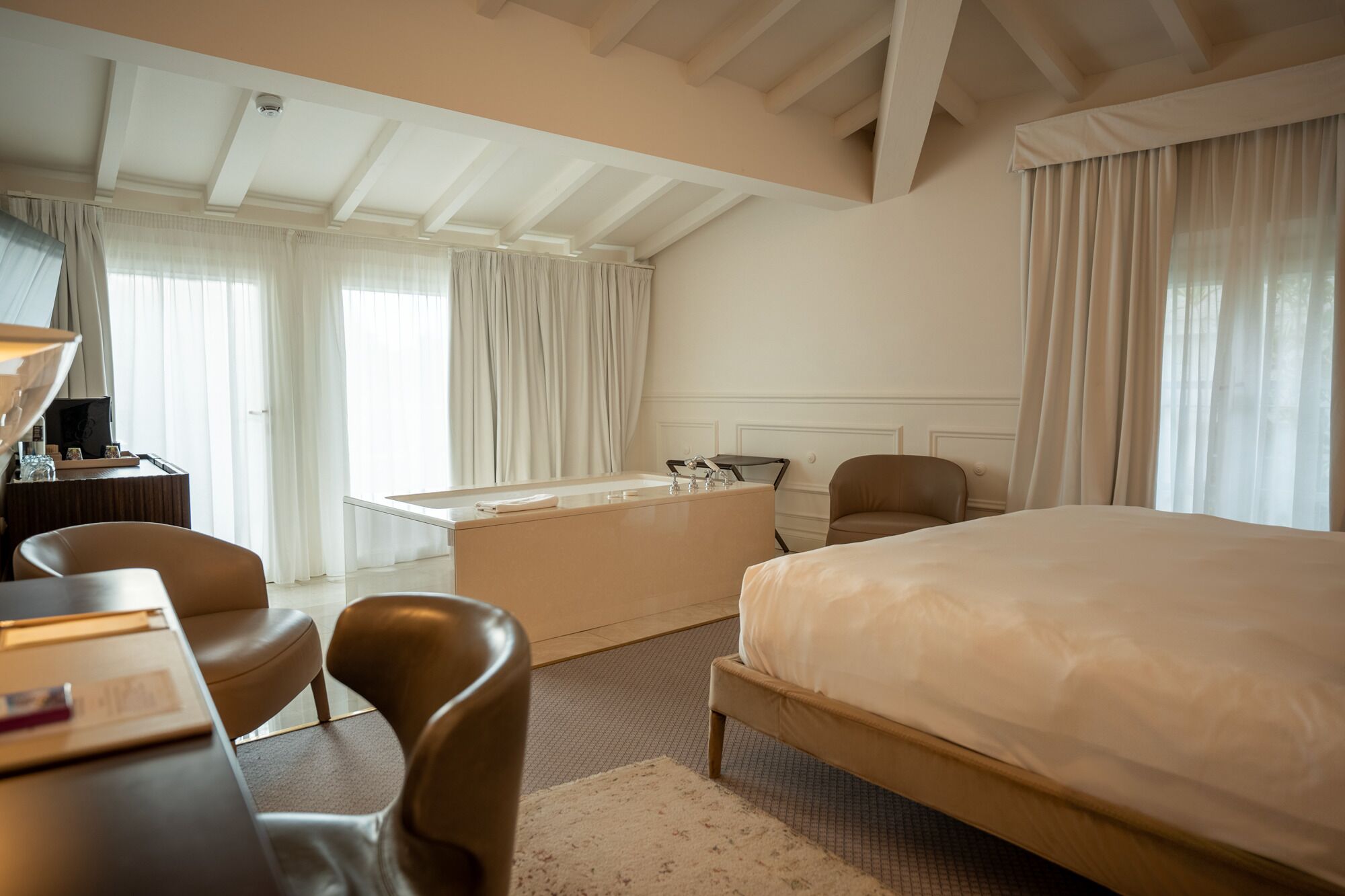 Junior Suite | Premium bedding, down comforters, pillowtop beds, minibar