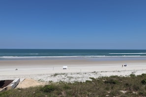On the beach - Windjammer 216 - Direct Oceanfront 3/2 Condo in Crescent Beach (St. Augustine)
