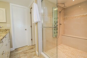 Bathtub, hair dryer, towels - Windjammer 216 - Direct Oceanfront 3/2 Condo in Crescent Beach (St. Augustine)