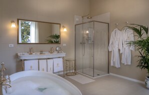 Een bad, een haardroger, een bidet, handdoeken