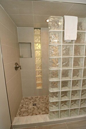 Badewanne, Haartrockner, Handtücher