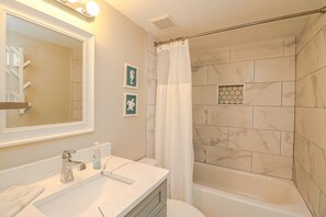 Badewanne, Haartrockner, Handtücher