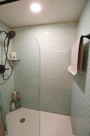 Dusche, Haartrockner, HandtĂŒcher