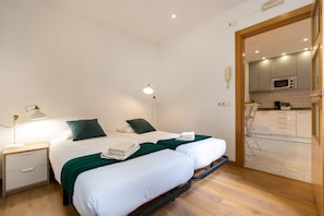 2 habitaciones, tabla de planchar con plancha y cuna de viaje 
