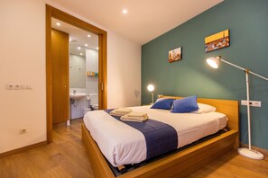 2 habitaciones, tabla de planchar con plancha y cuna de viaje 