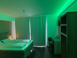 Quarto casal conforto | Roupas de cama premium, quartos à prova de som, Wi-Fi de cortesia