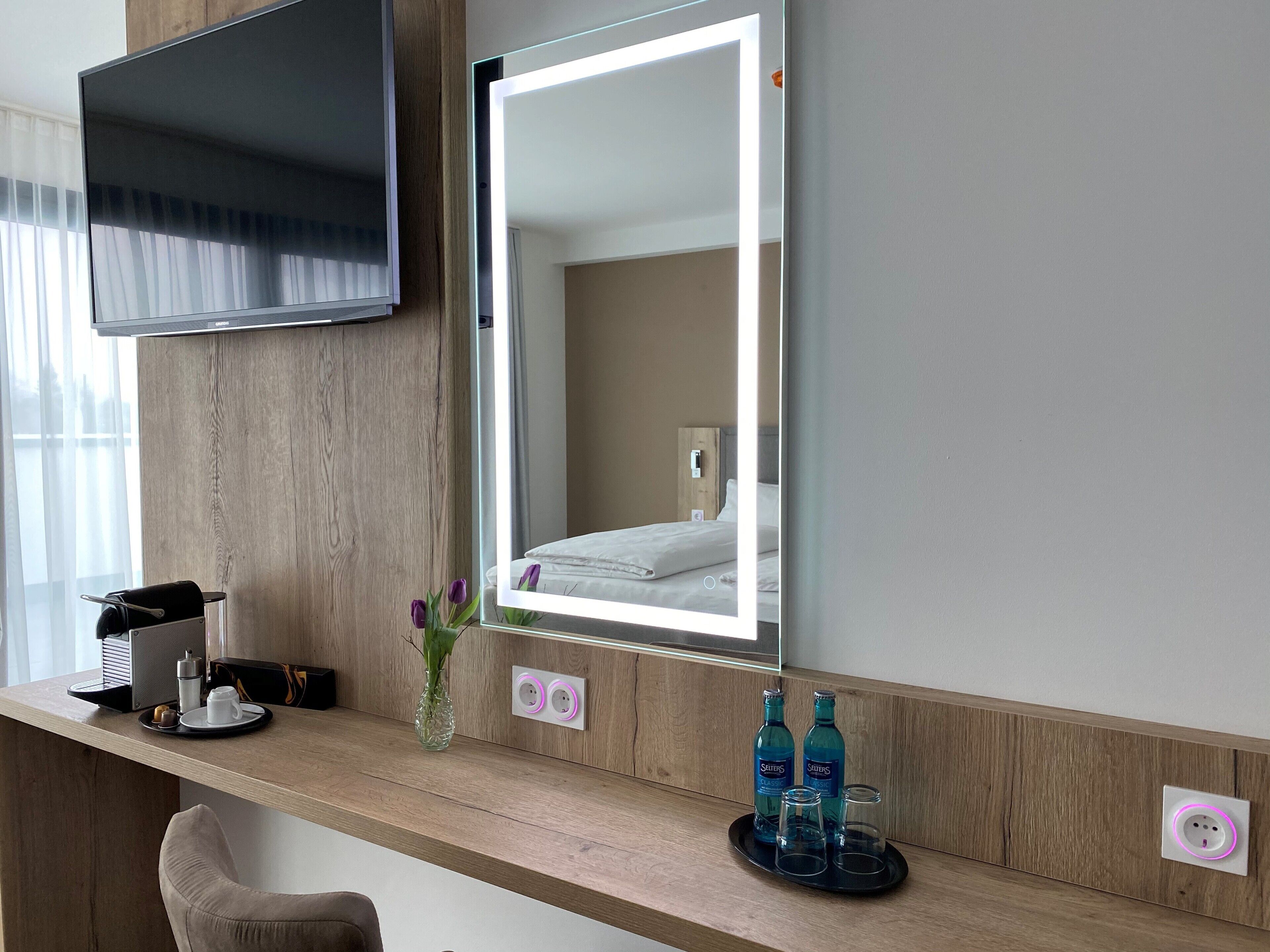 舒適雙人房 | 起居區 | 智慧型電視、辦公室