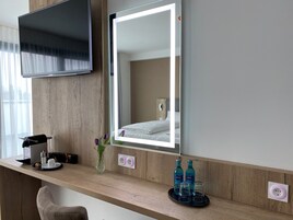 Comfort-Doppelzimmer | Wohnbereich | Smart-TV, Arbeitsbereiche