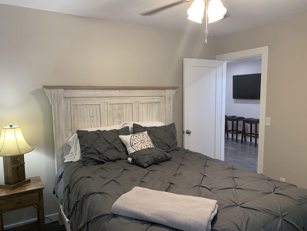 4 slaapkamers, een strijkplank/strijkijzer, gratis wifi, beddengoed