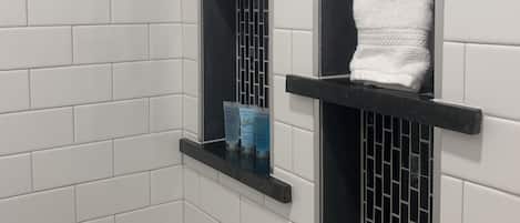 Een douche, handdoeken, zeep