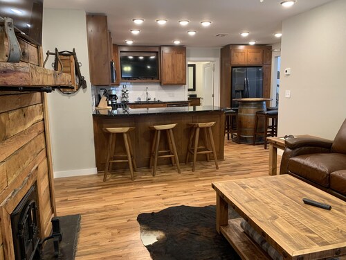 Excellent location right across the street from the Expo Center! – Sleeps 8