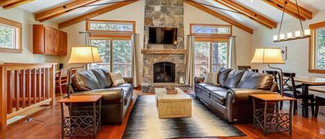 Een smart-tv, een open haard, een dvd-speler en boeken