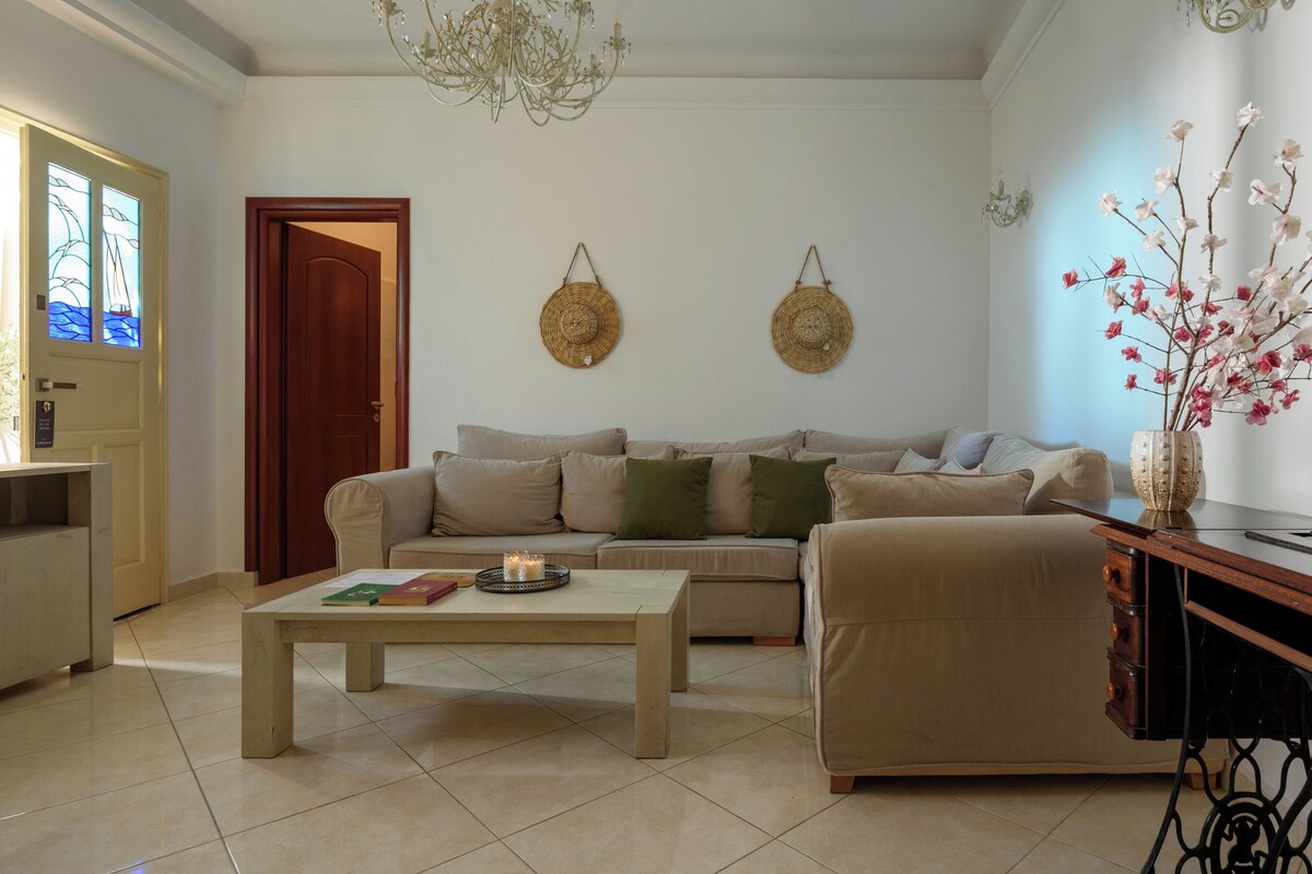Living area | 32-inch LED TV with cable channels, TV