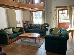 TV, fireplace, ping pong, books - Charming, Spacious Dog-Friendly Holiday Rental with 2 Houses & Large Heated Pool (Lage de Messé)