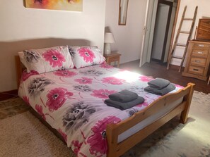 4 bedrooms, in-room safe, desk, iron/ironing board - Charming, Spacious Dog-Friendly Holiday Rental with 2 Houses & Large Heated Pool (Lage de Messé)