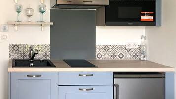 Fridge, microwave, stovetop, coffee/tea maker