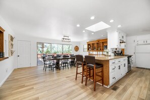 Dining - Winterfell Lodge Hot Tub. Lv2 EV charger, FAMILY FRIENDLY! GAME ROOM! (Big Bear Lake)