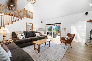 Smart TV, fireplace, table football, streaming services - Winterfell Lodge Hot Tub. Lv2 EV charger, FAMILY FRIENDLY! GAME ROOM! (Big Bear Lake)