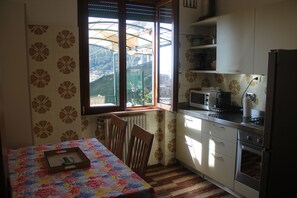 Fridge, microwave, oven, stovetop - Il Paradiso Vista Mare (Levanto)