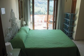 3 makuuhuonetta, työpöytä, silitysrauta/-lauta, ilmainen Wi-Fi