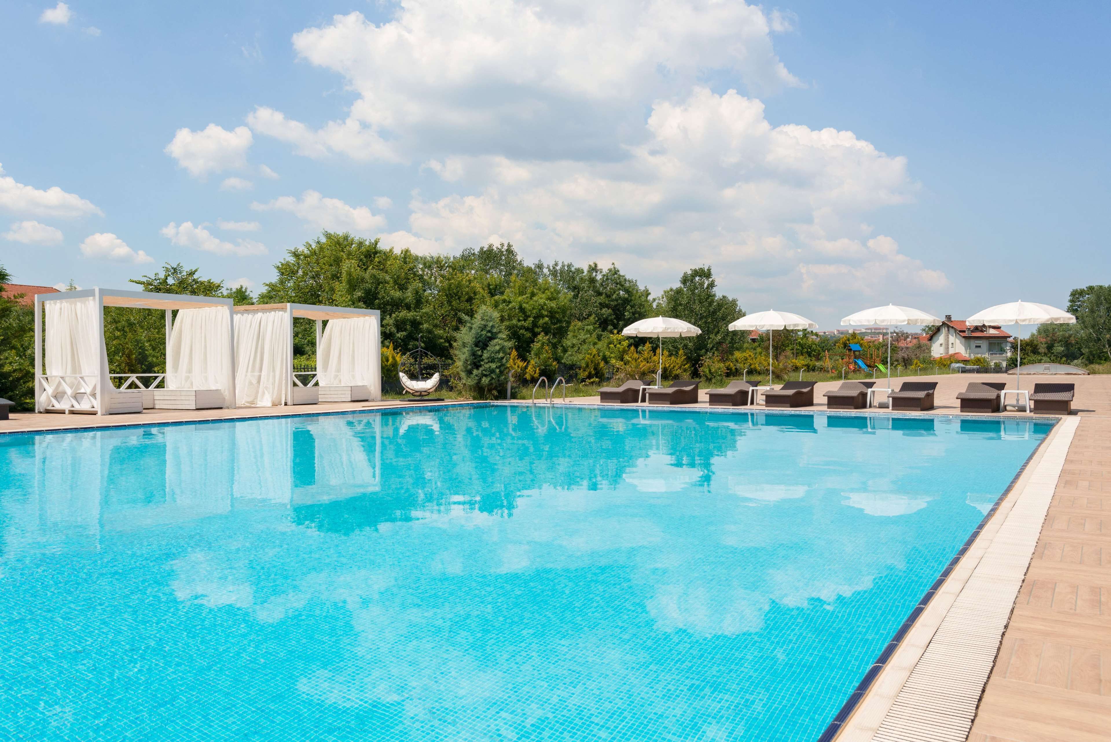 Inomhuspool, öppet 11.00 till 22.00, parasoller och solstolar