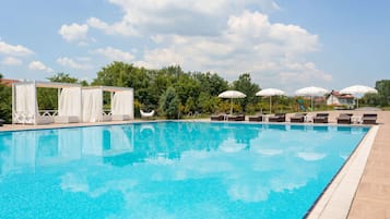 Inomhuspool, öppet 11.00 till 22.00, parasoller och solstolar