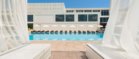 Een binnenzwembad, parasols voor strand/zwembad
