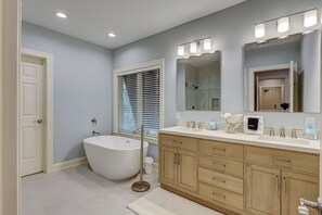 Shower, hair dryer, towels - 8118 Wendover Dunes - 3 Bedroom Coastal Comfort Villa in Palmetto Dunes (Hilton Head Island)
