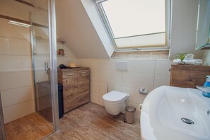 Dusche, Haartrockner, Handtücher, Toilettenpapier