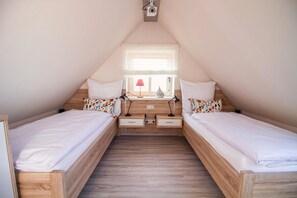 2 bedrooms, iron/ironing board, internet