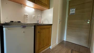 Refrigerador, microondas, horno y cafetera y tetera