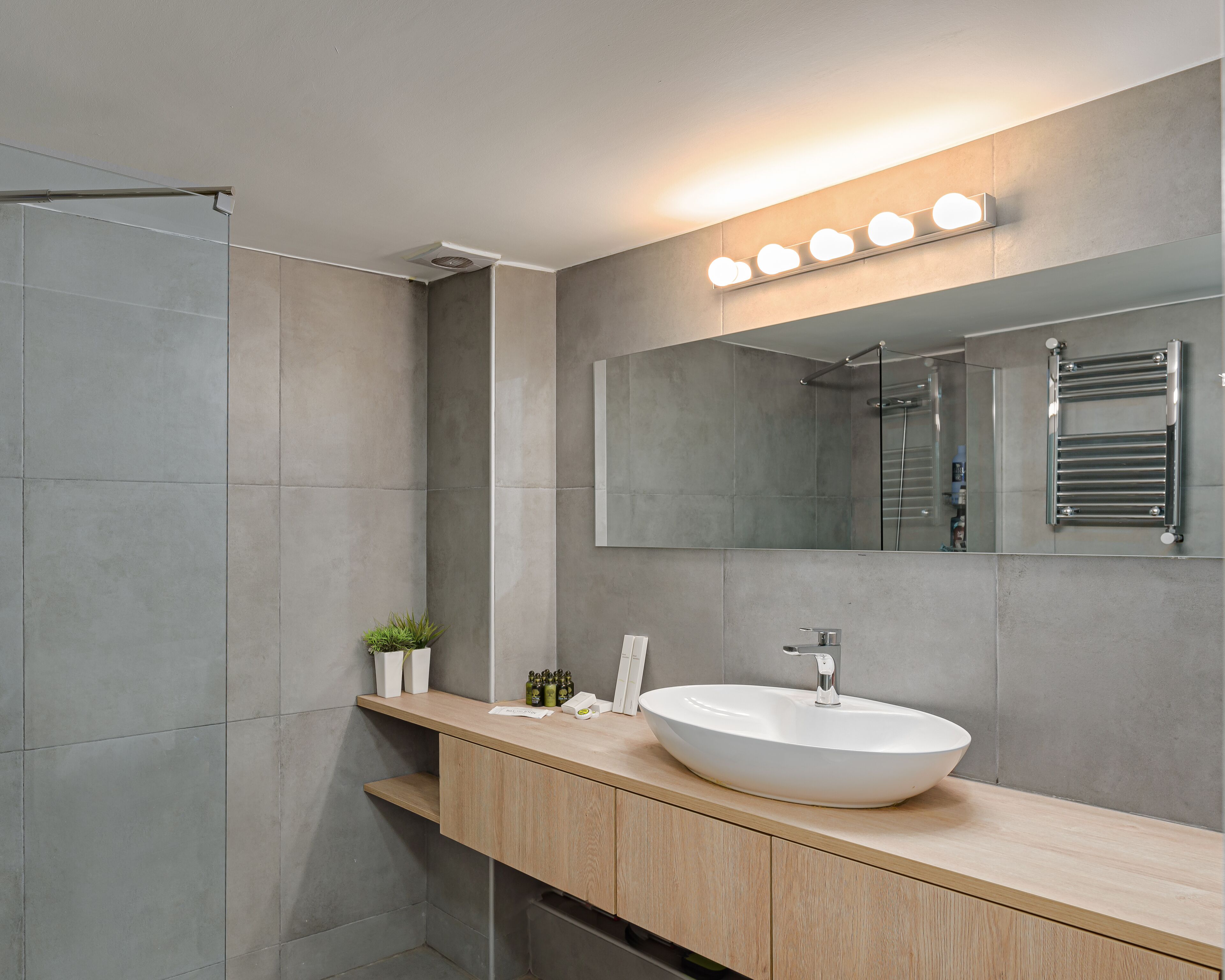 City Apartment, 1 Bedroom, Balcony | Bathroom | Shower, free toiletries, hair dryer, soap