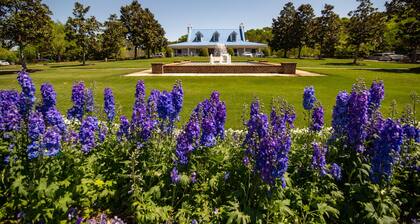 TB 94B Dog friendly Garden home in the peaceful True Blue community.