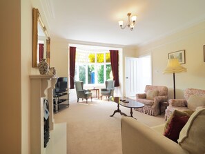 บ้านพัก | บริเวณนั่งเล่น | ทีวีจอแบน