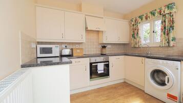 Rumah | Dapur pribadi | Lemari es besar, microwave, oven, dan kompor