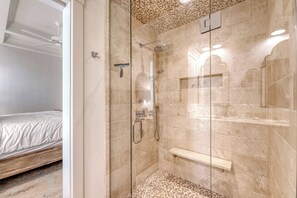 Combined shower/tub, hair dryer, towels