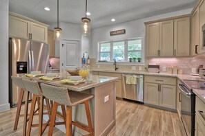 Jääkaappi, mikroaaltouuni, uuni, liesi