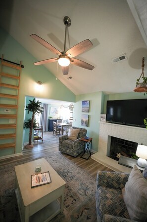 Smart TV, fireplace