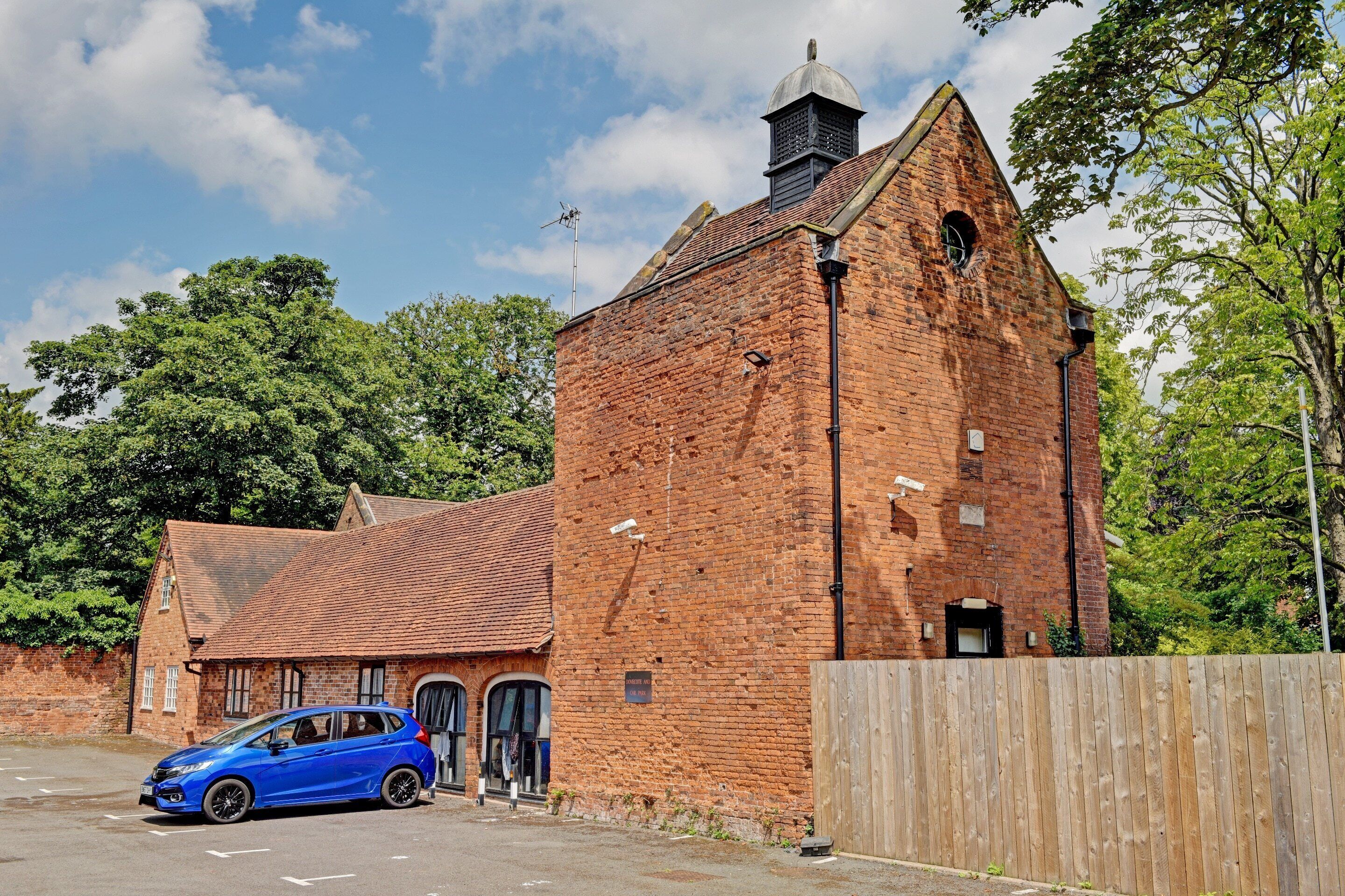 Photo - OYO Dovecote Hotel