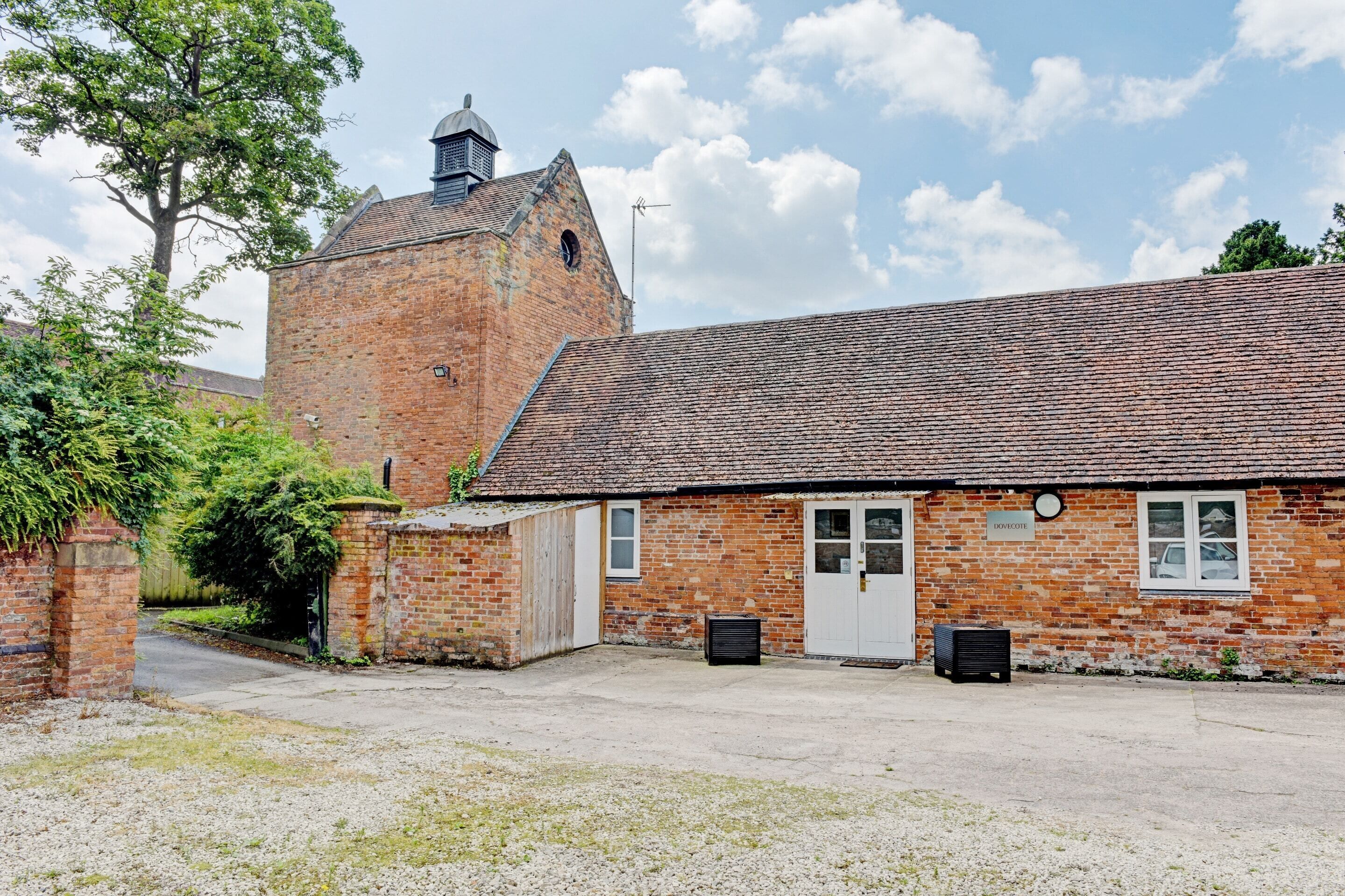 Photo - OYO Dovecote Hotel