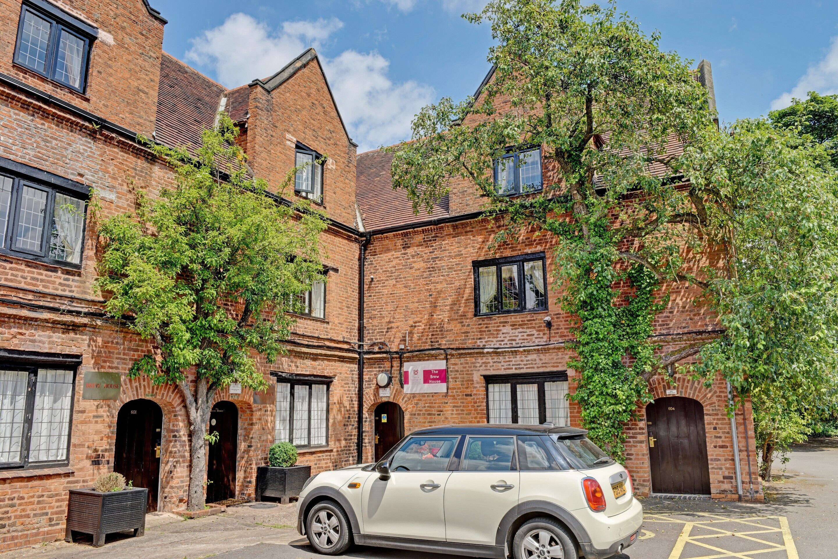 Photo - OYO Dovecote Hotel