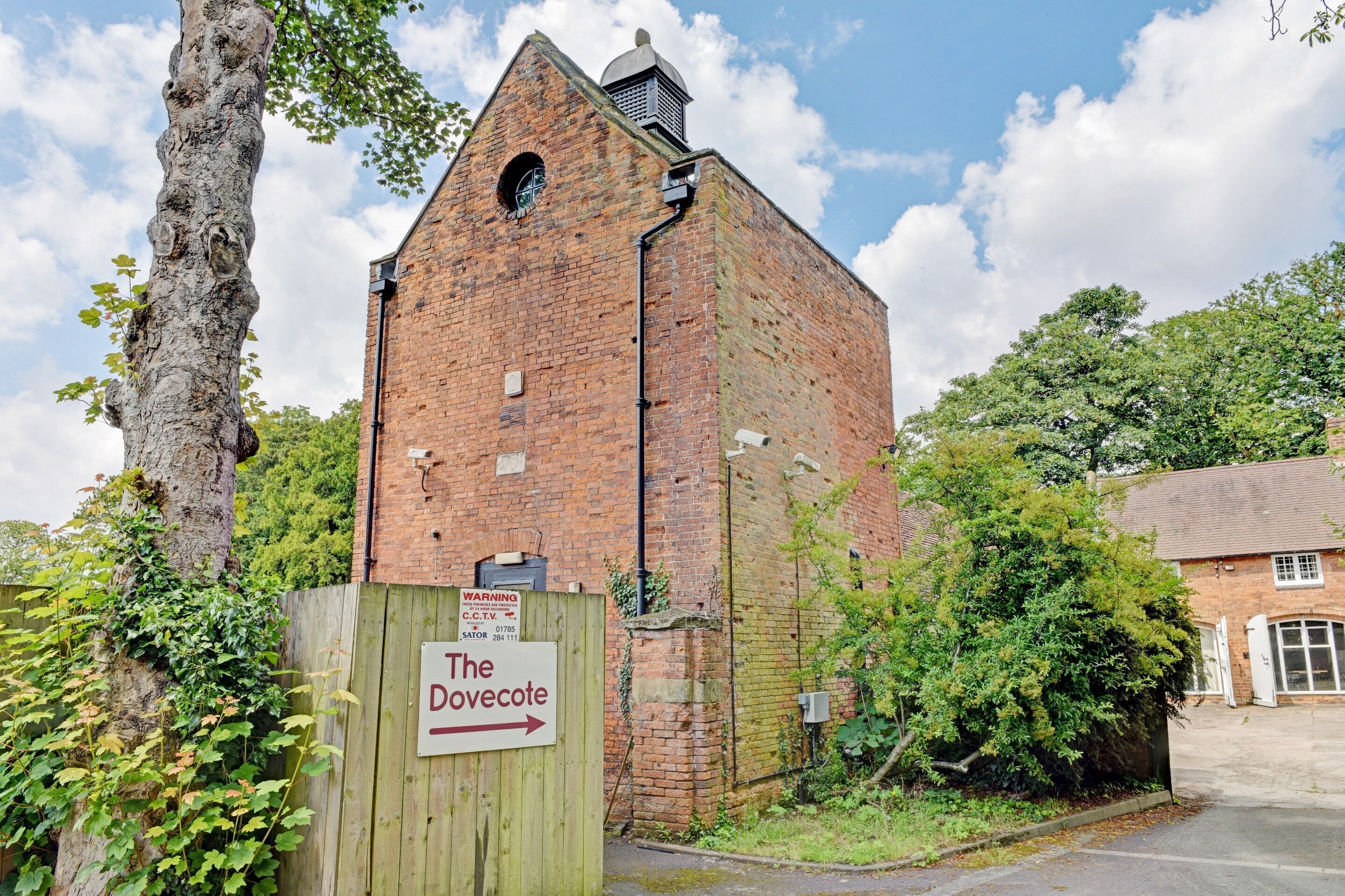 Photo - OYO Dovecote Hotel